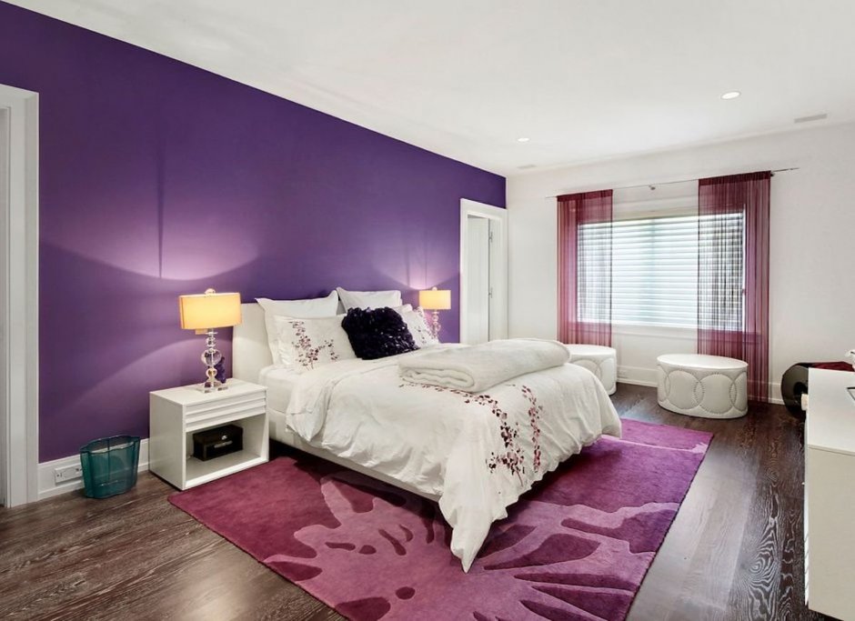 Спальня в фиолетовых тонах с белой мебелью