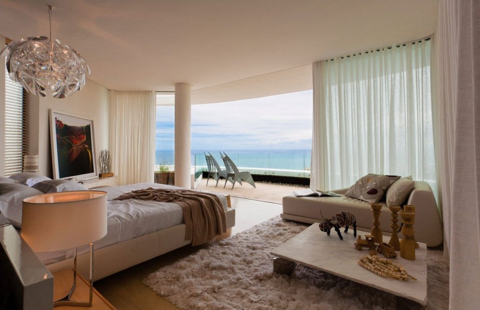 Шикарная спальня с панорамными окнами