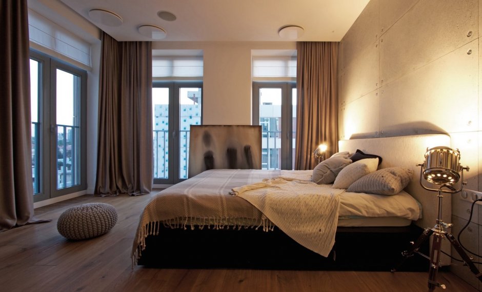 Спальня с двумя панорамными окнами