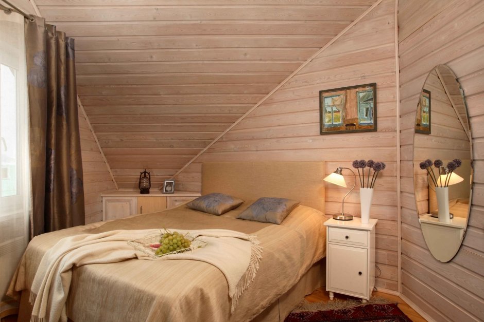 Спальня в оливковых тонах в деревянном доме