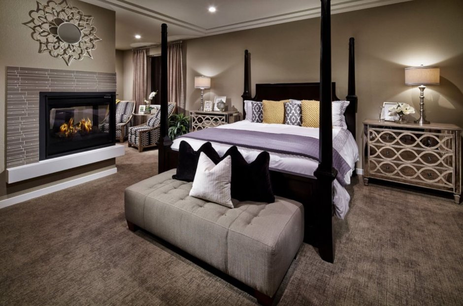 Спальня с коричневым ковролином