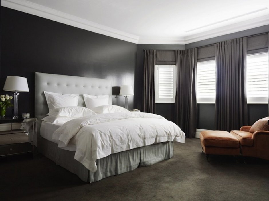 Спальня с серым ковролином