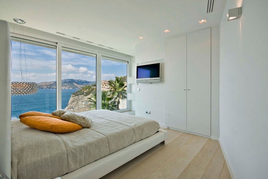Спальня с панорамными окнами на море