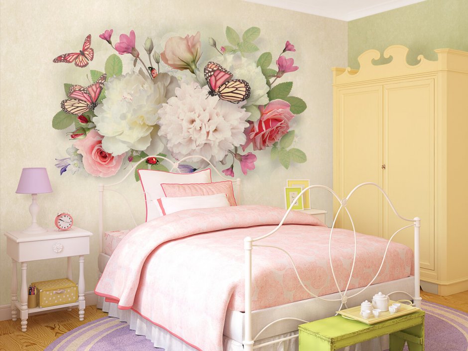 Интерьер спальни с цветами