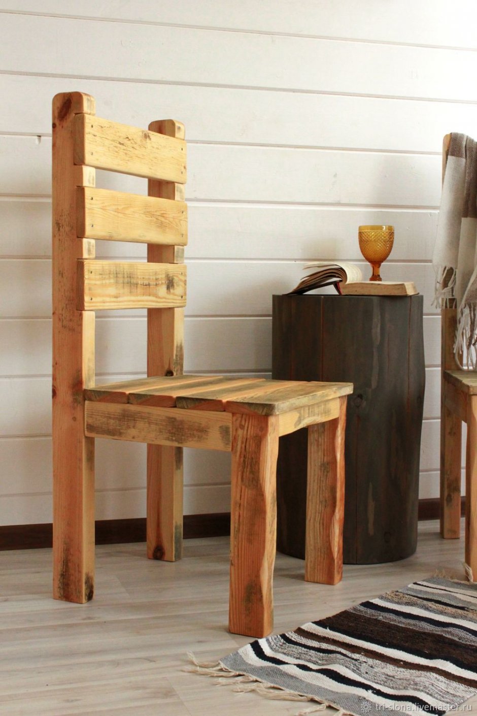 Массивный деревянный стул