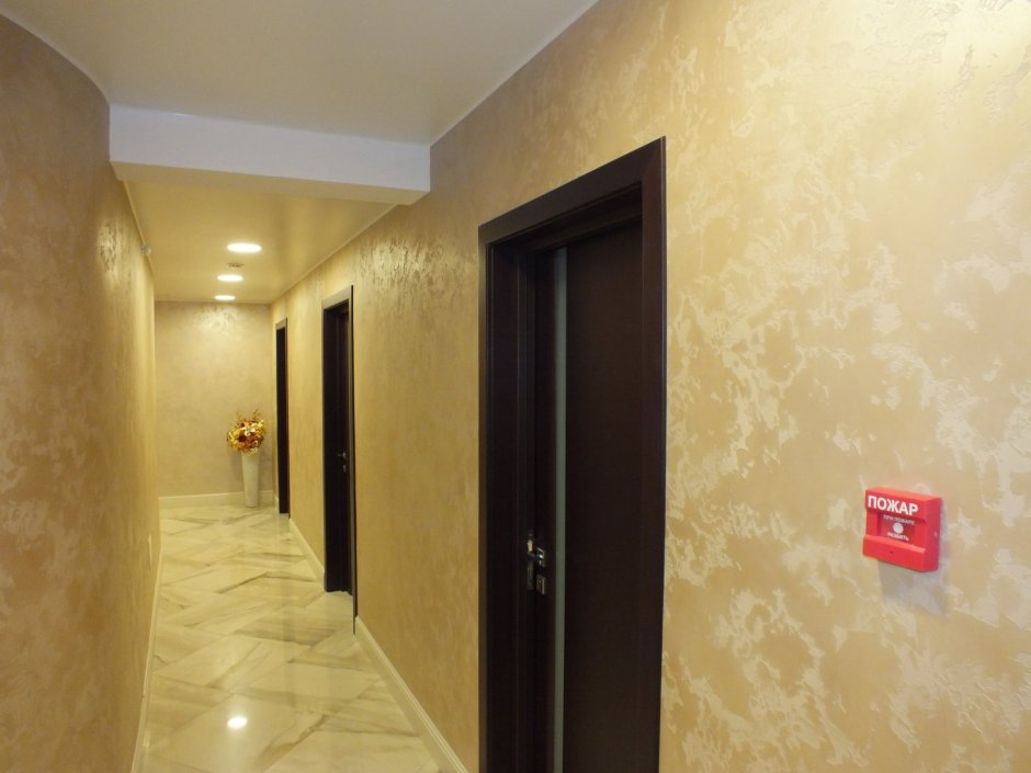 Декоративная краска в коридоре