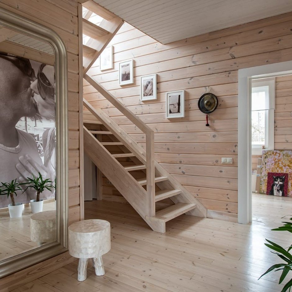 Лестница в интерьере деревянного дома