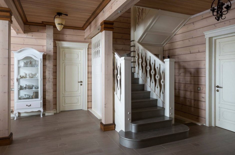 Холл с лестницей в деревянном доме