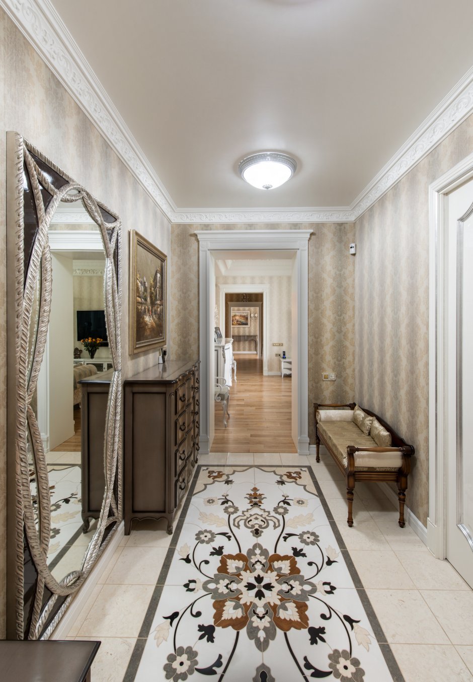 Красивый коридор в квартире в классическом стиле