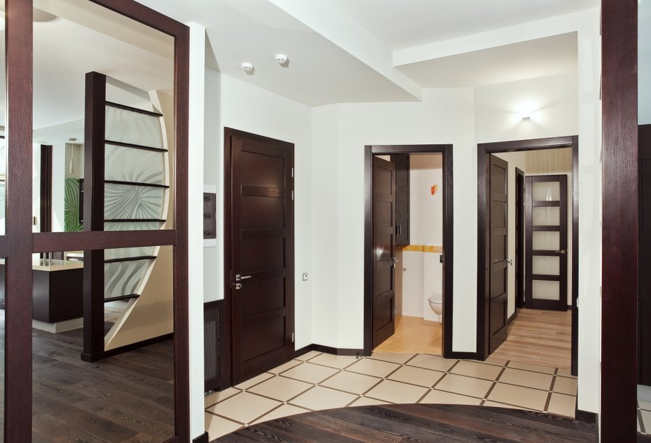 Двери венге и светлый пол в интерьере квартиры