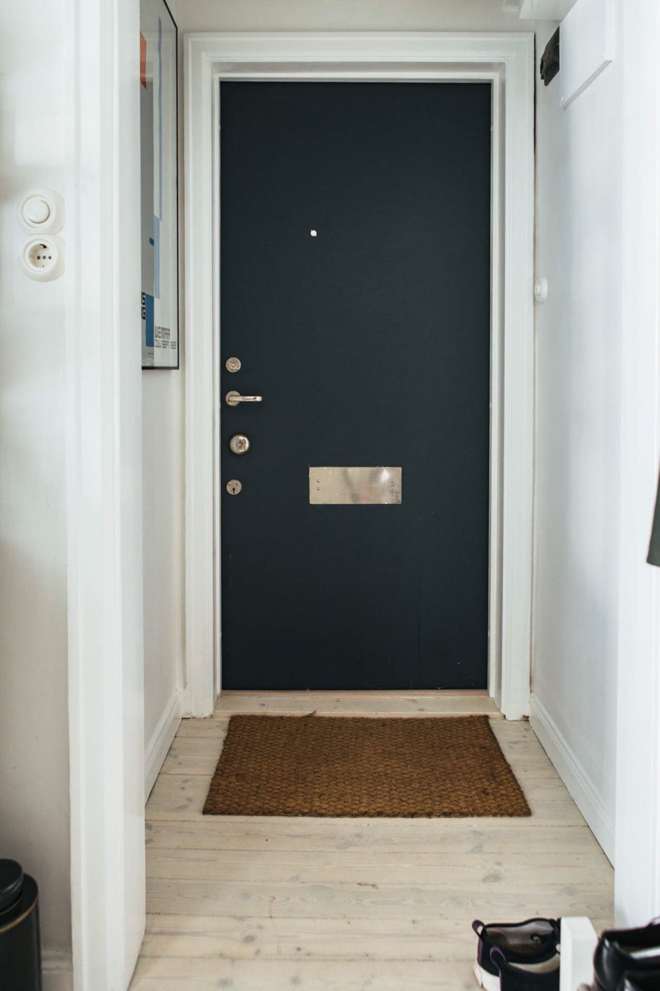 Плинтус для входной двери в квартире