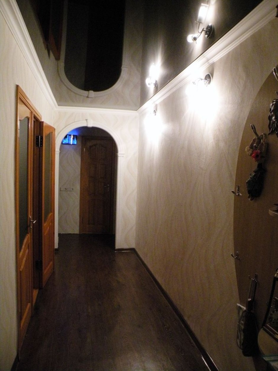 Черный потолок в коридоре