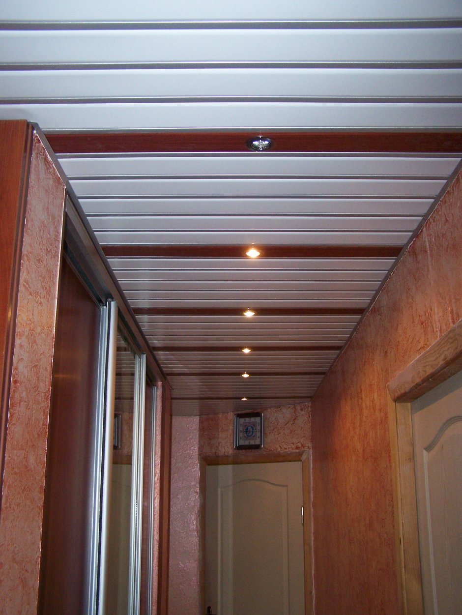 Реечный потолок в гардеробной