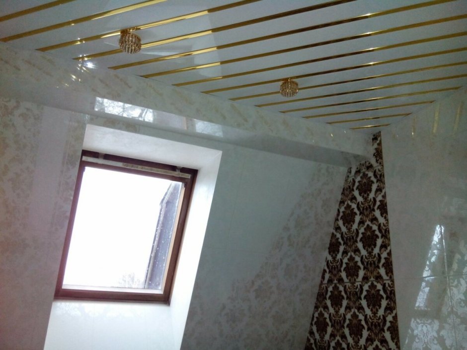 Потолок панелями в коридоре