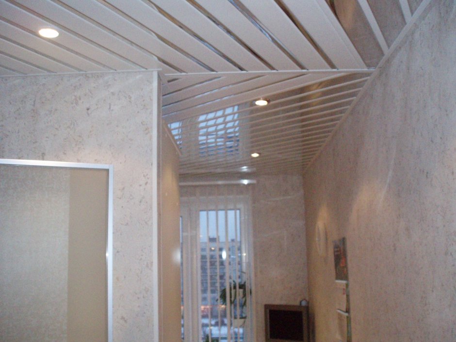 Потолок реечный алюминиевый в коридор