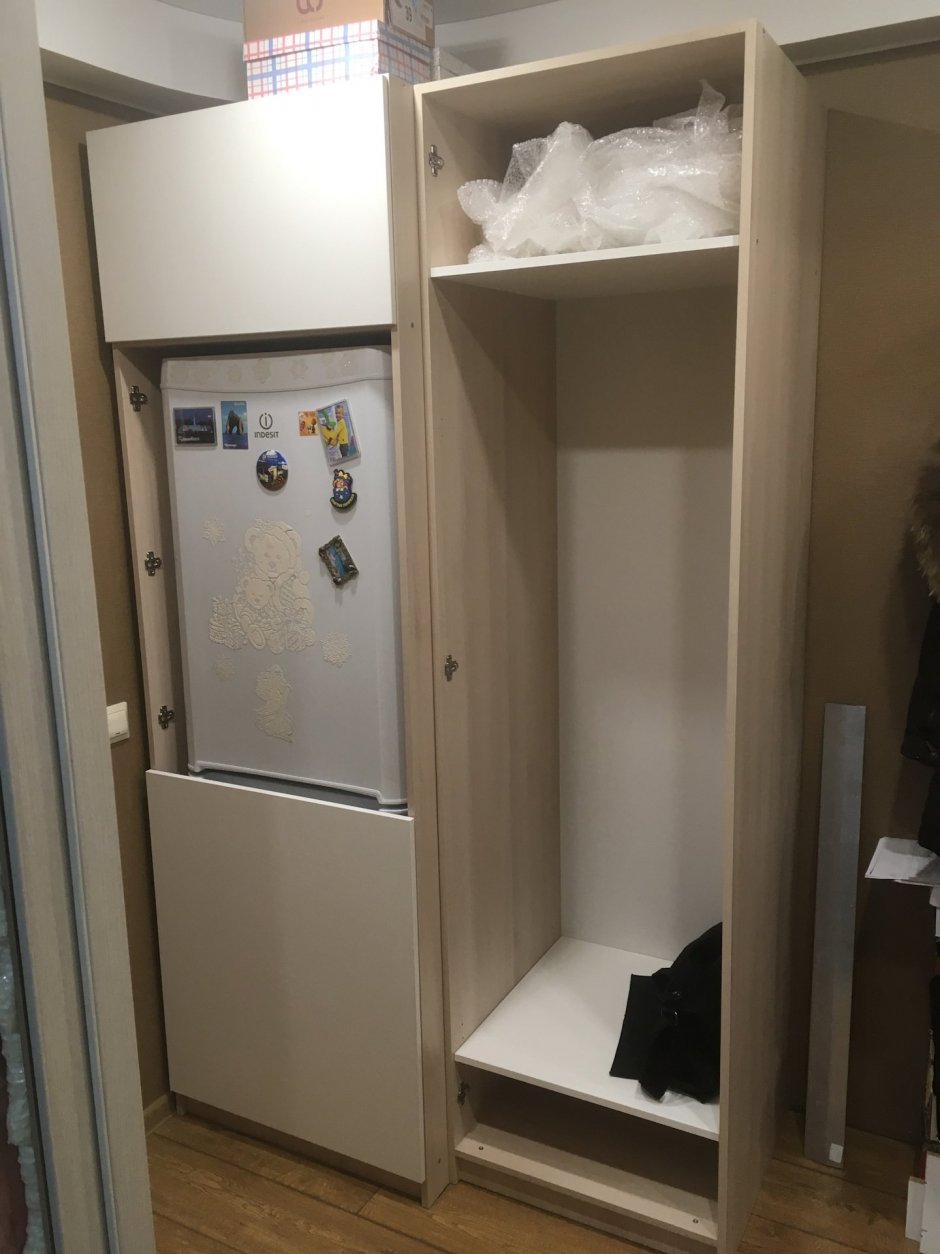 Встроенный холодильник в коридоре