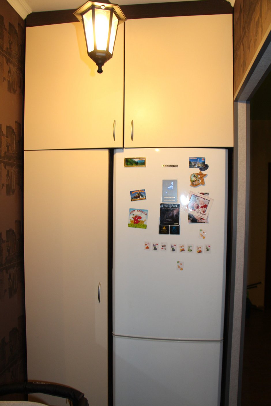 Встраиваемый холодильник в прихожей