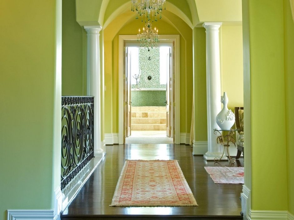 Фисташковый цвет в коридоре