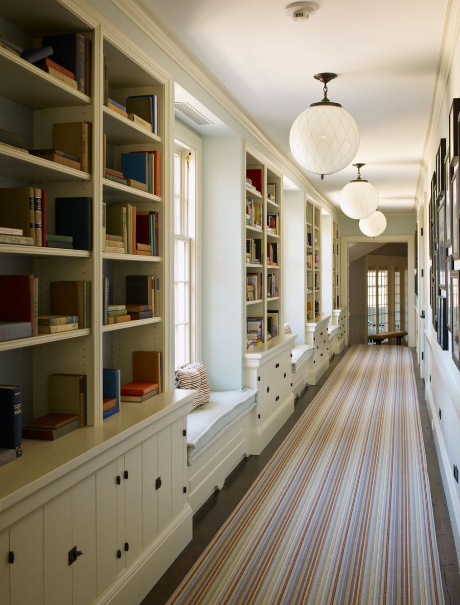 Книжный шкаф в длинном коридоре