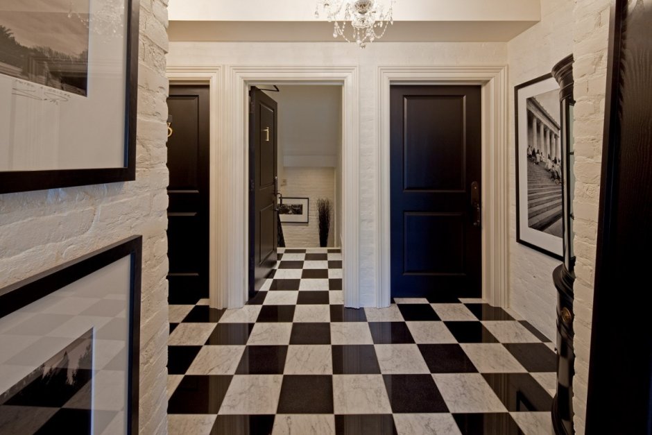 Черно белая плитка в коридоре