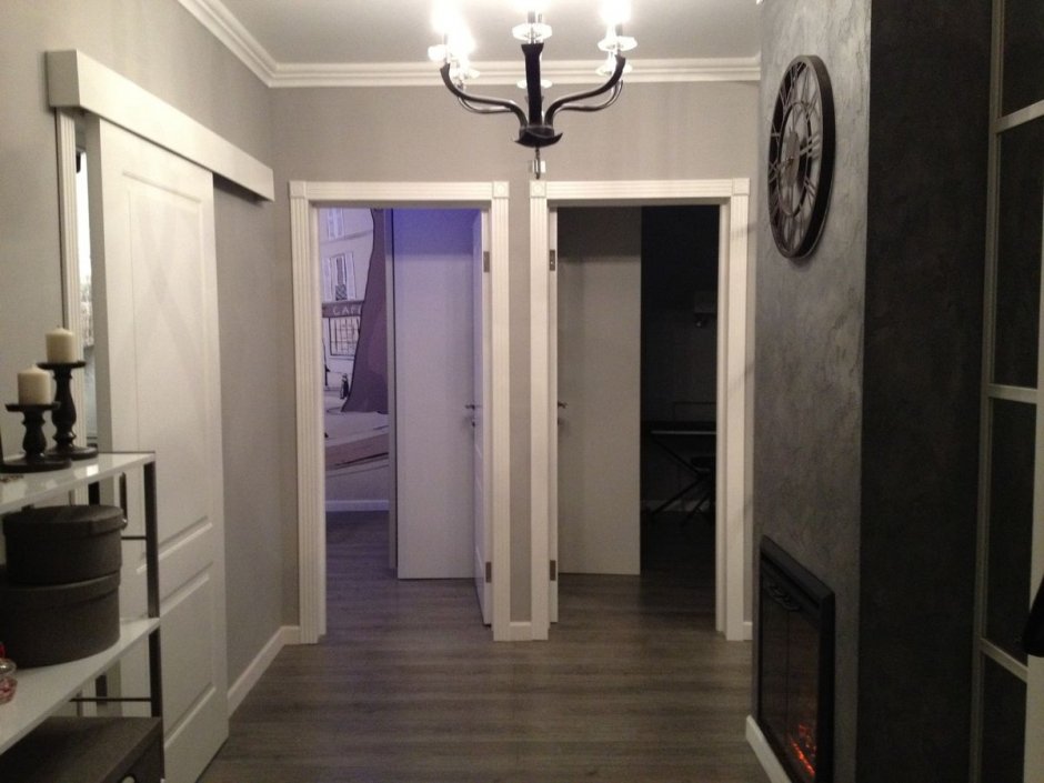 Красивый квадратный коридор в маленькой квартире