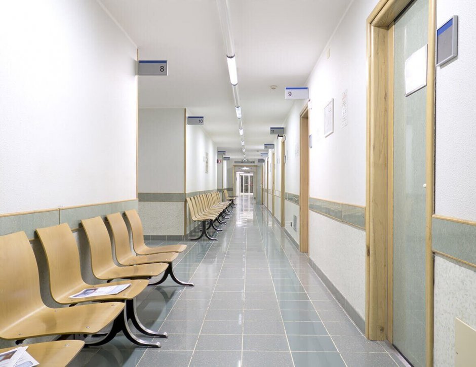 Пустой коридор поликлиники