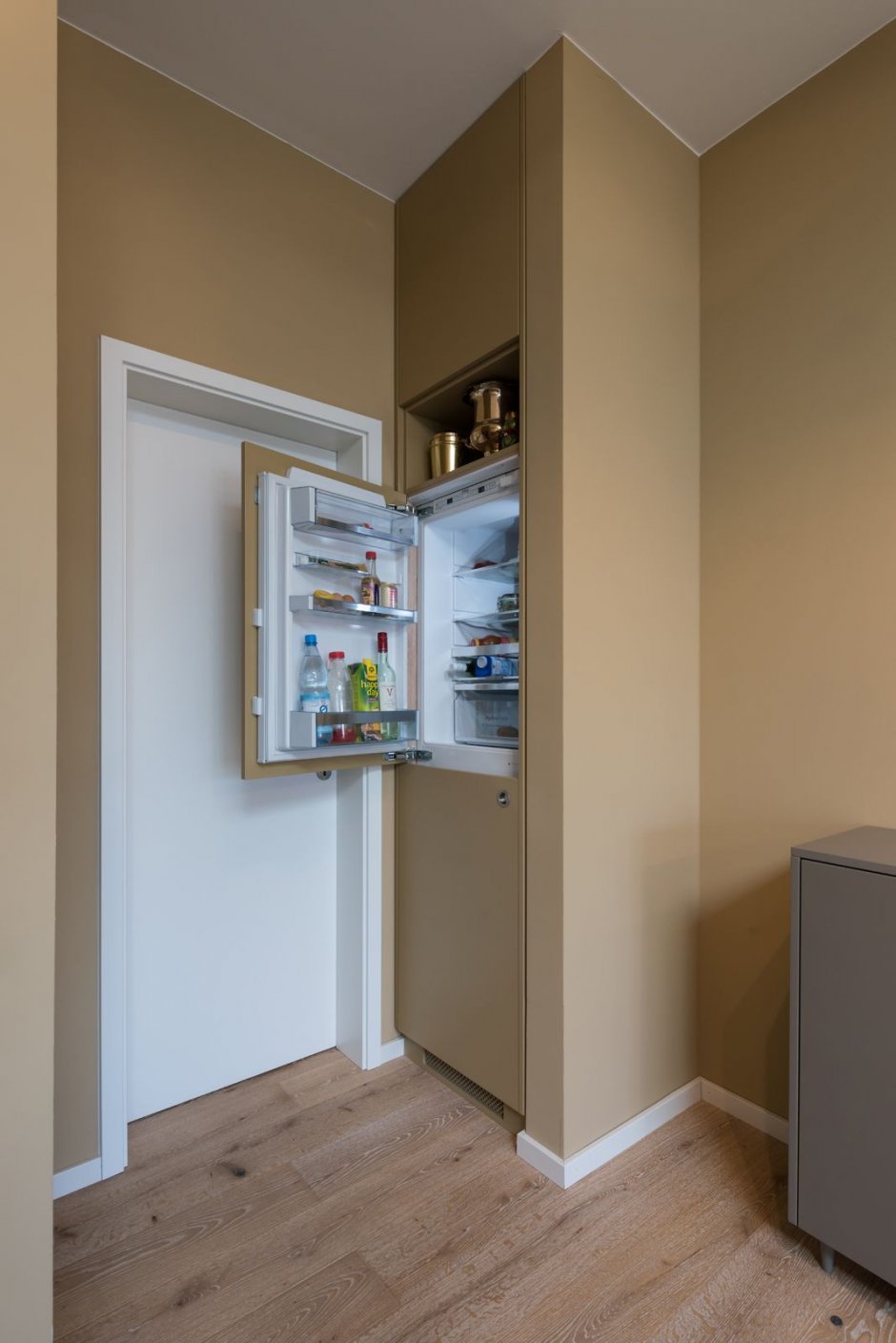 Отдельностоящий холодильник на кухне