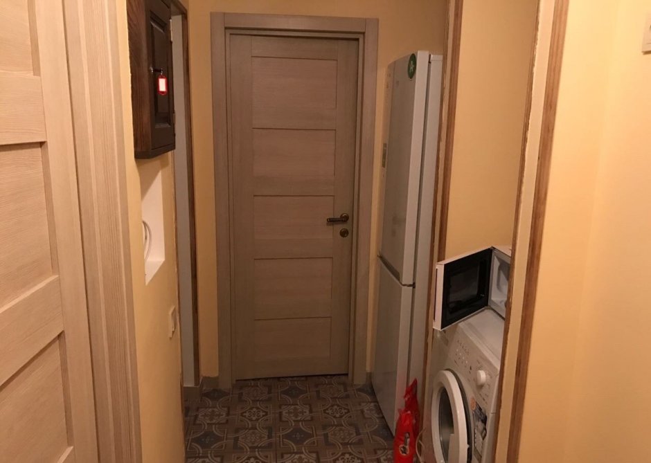 Холодильник в коридоре