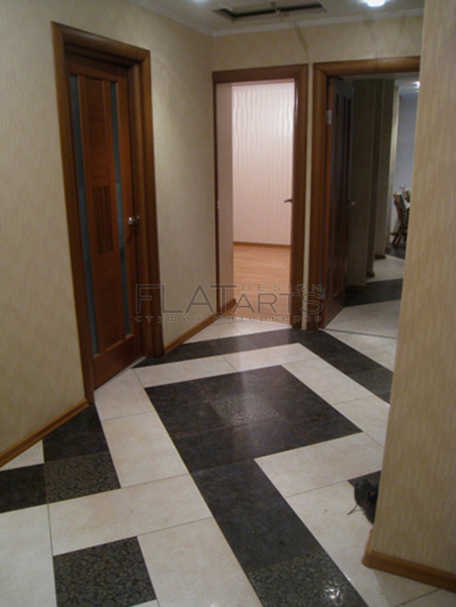 Плитка в коридоре и кухне на полу в двух цветах