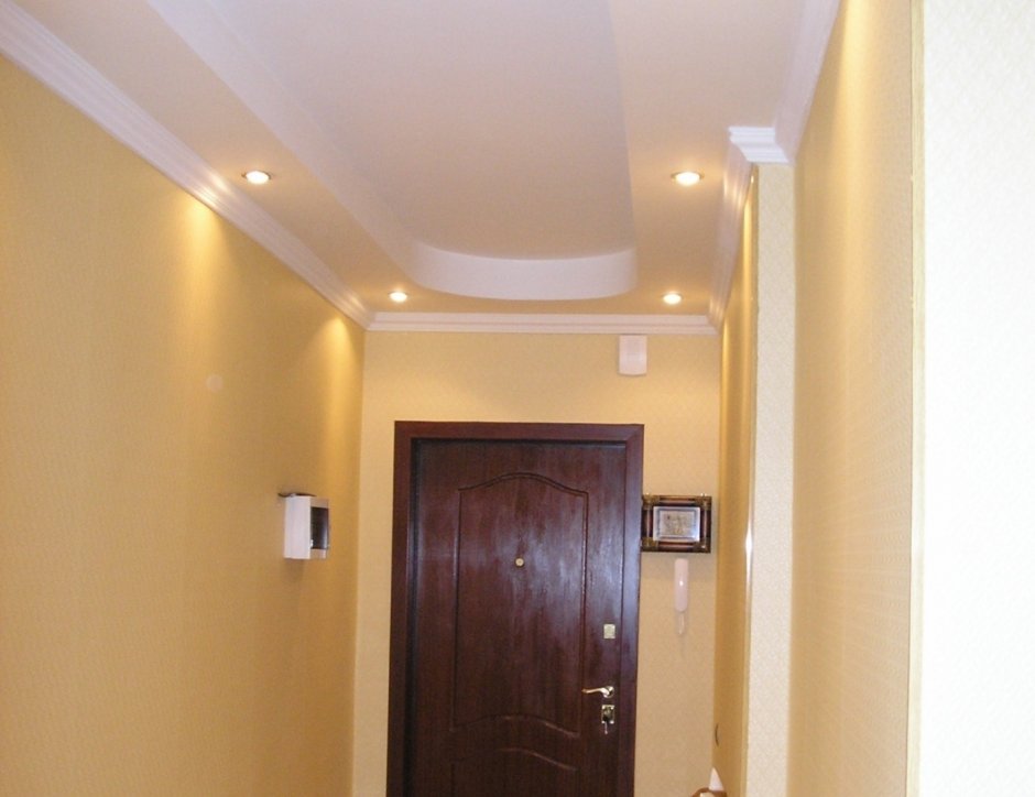 Многоуровневый потолок в коридоре