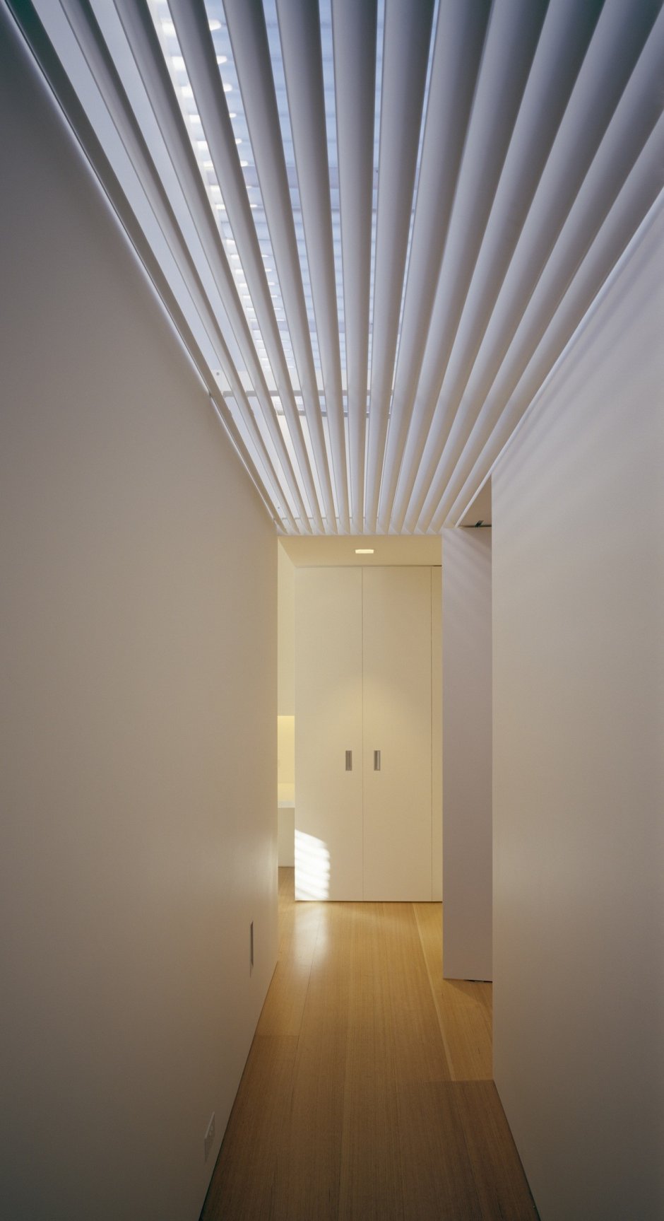 Реечный потолок в узком коридоре