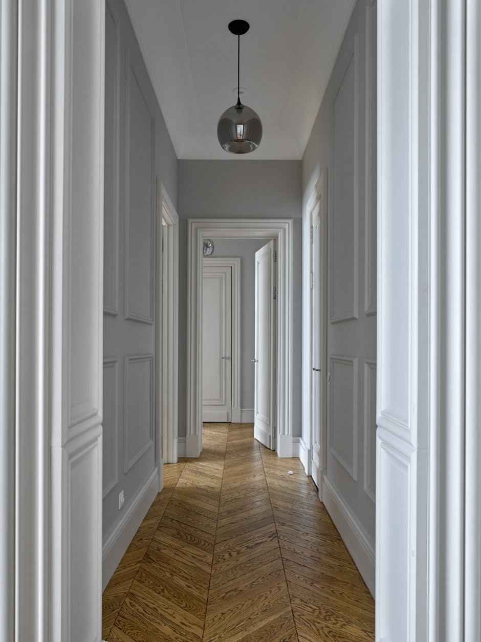 Длинный коридор с дверями
