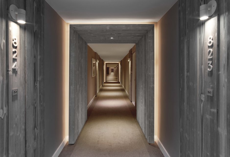 Интерьер коридора гостиницы