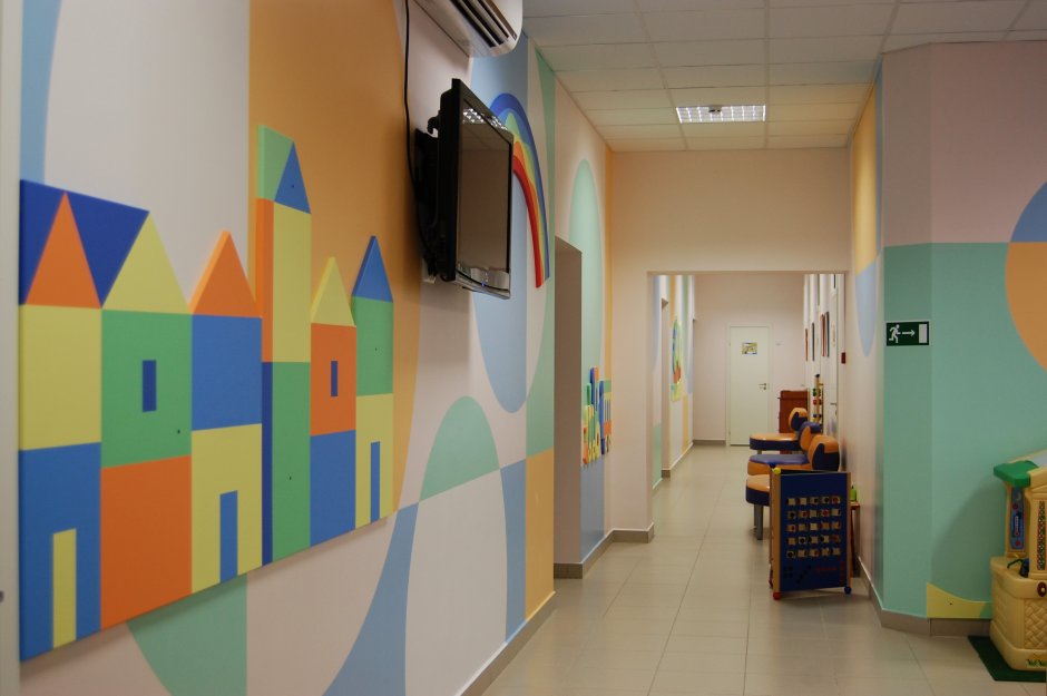 Стены в коридоре детского сада