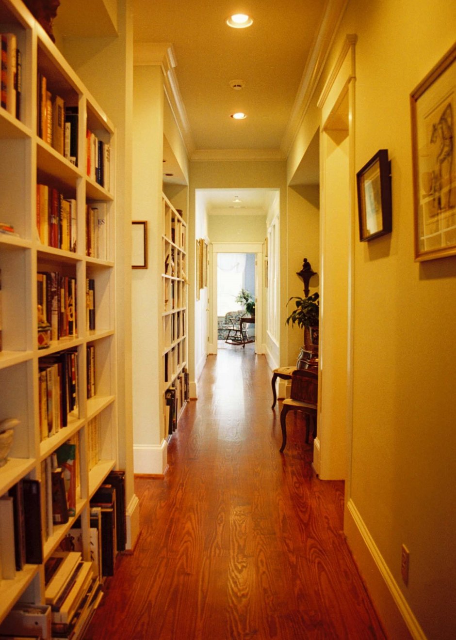 Книжные стеллажи в длинном коридоре