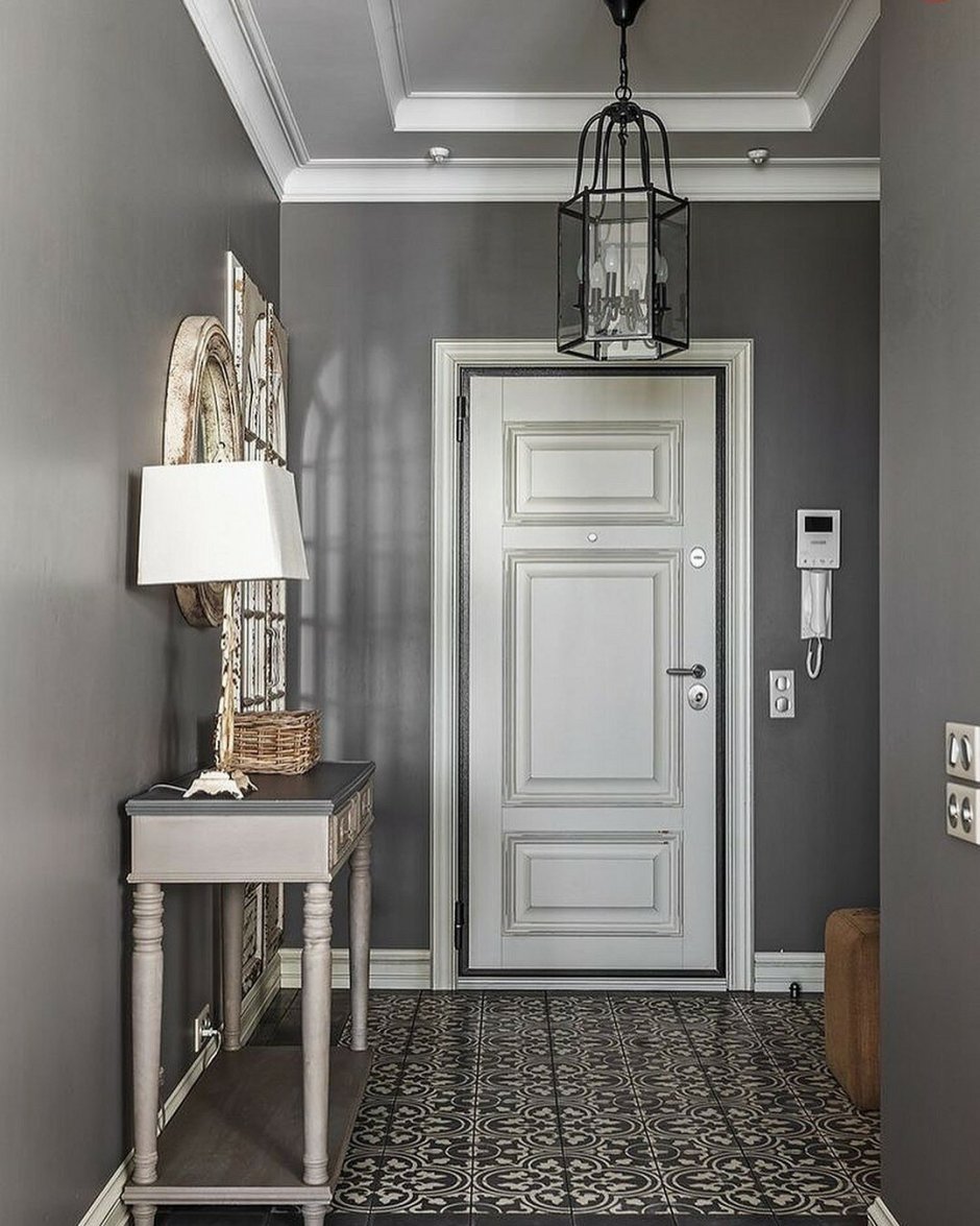 Серый цвет стен в коридоре