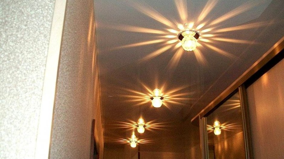 Как расположить светильники на натяжном потолке в коридоре