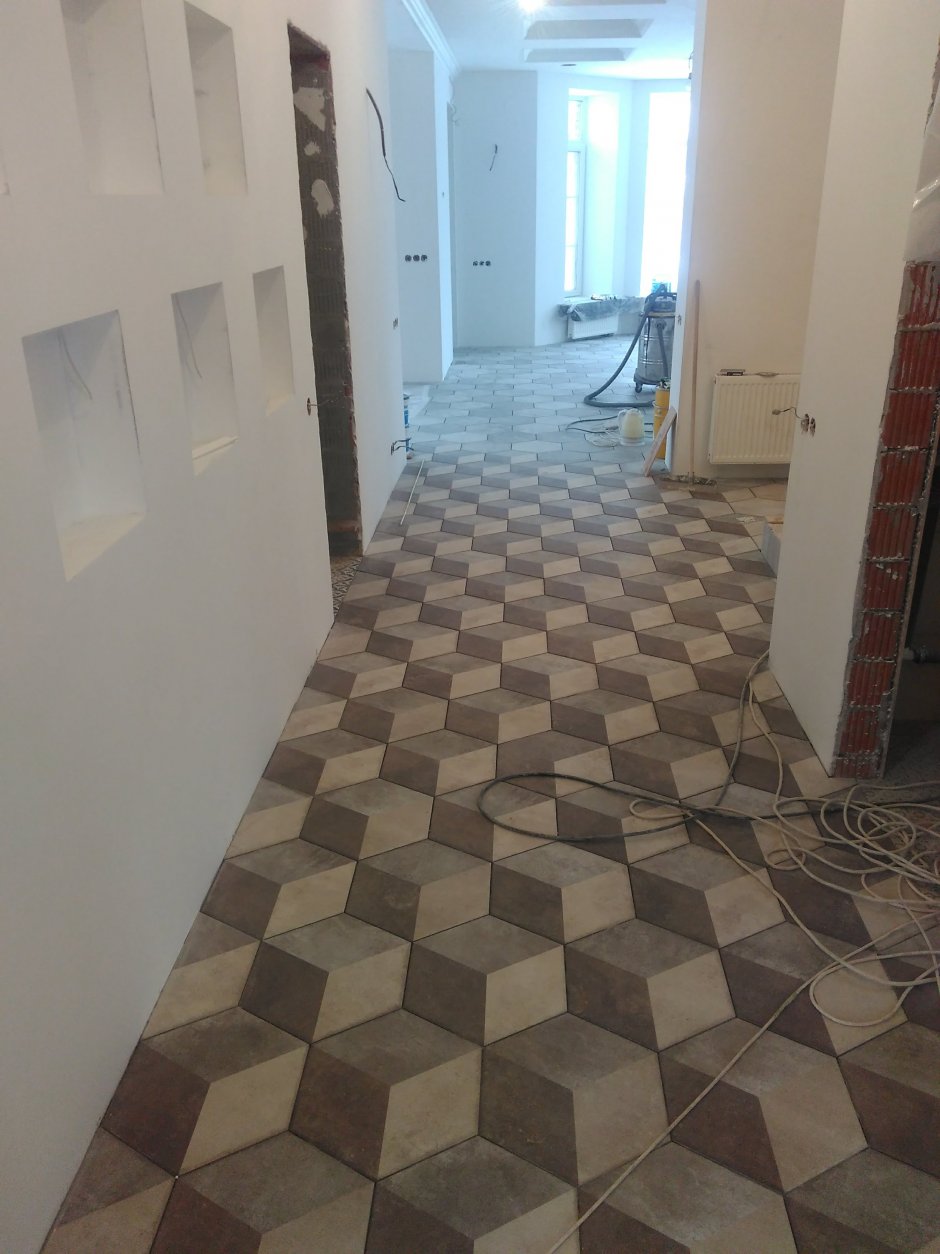 Укладка плитки на пол в коридоре
