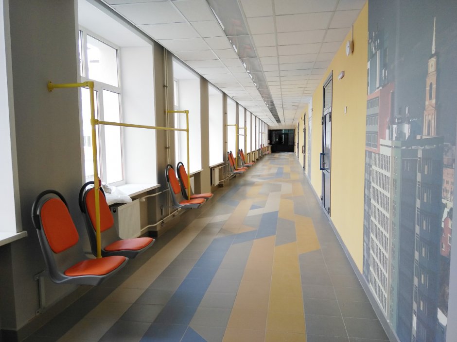 Современный школьный коридор