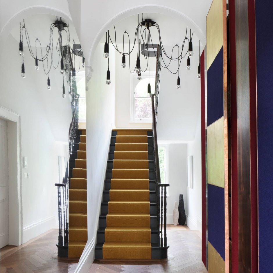 Декор коридора с лестницей