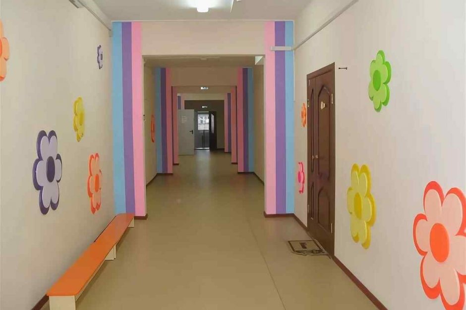 Стены в коридоре детского сада