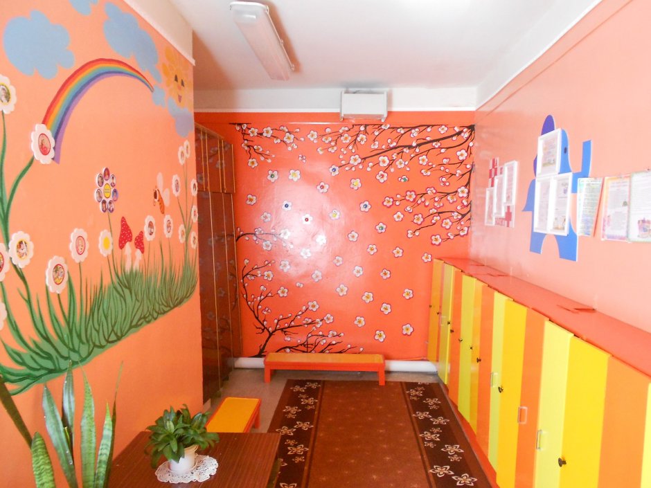 Покраска стен в группе детского сада