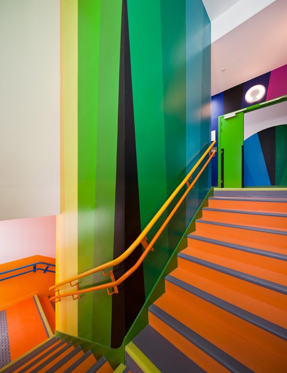 Разноцветный коридор в школе