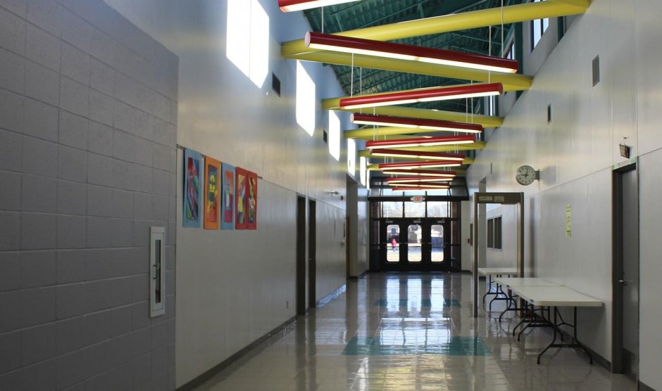 Естественное освещение коридоров школы