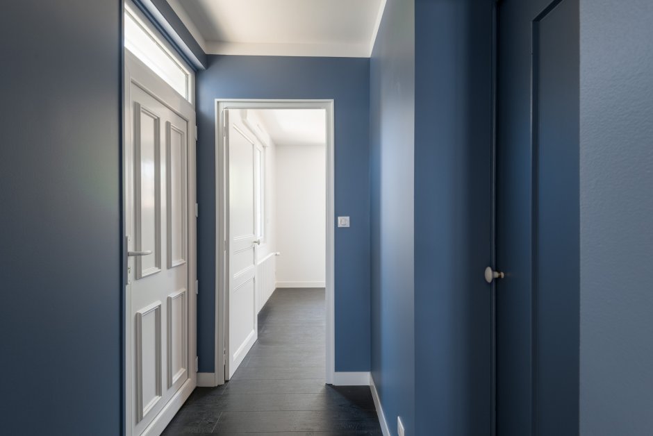 Темно синие стены в коридоре (34 фото)