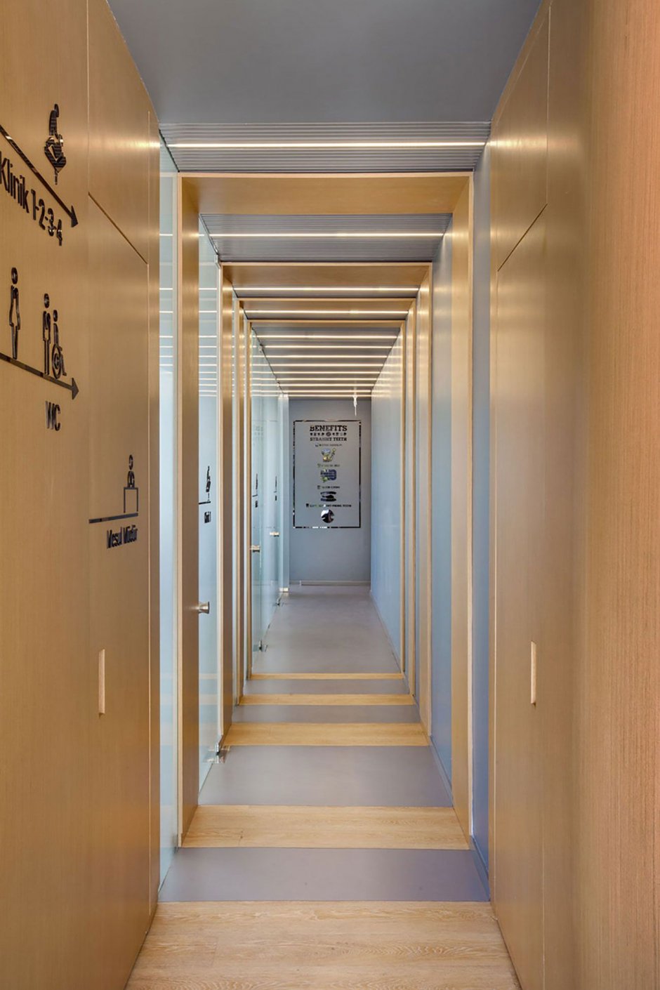 Декор длинного коридора в офисе
