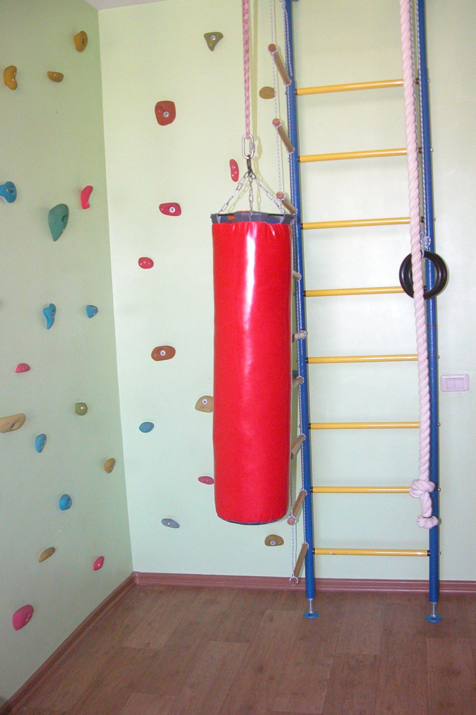 Боксерская груша в детской комнате