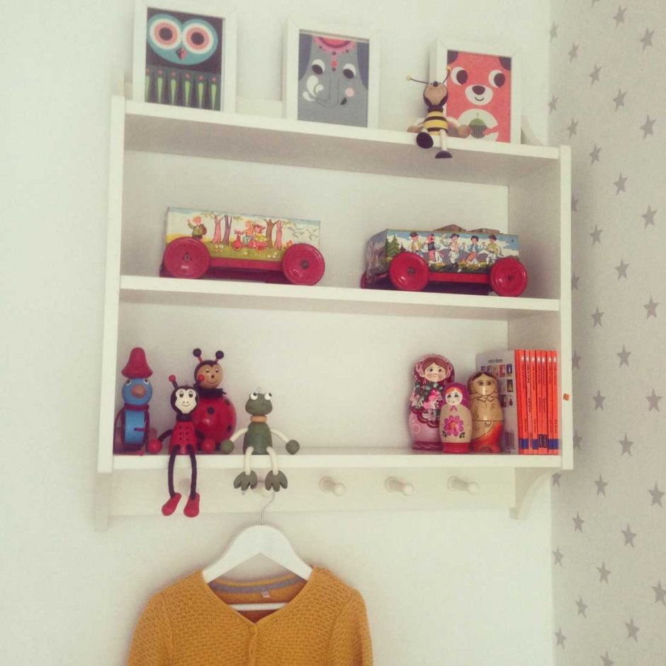Полка для игрушек в детскую на стену