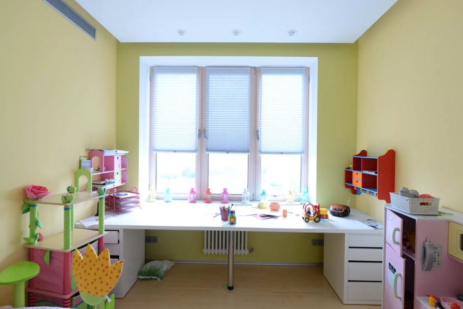 Детская комната с рабочей зоной у окна
