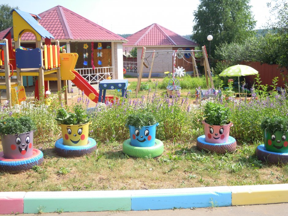 Летнее оформление участка детского сада.